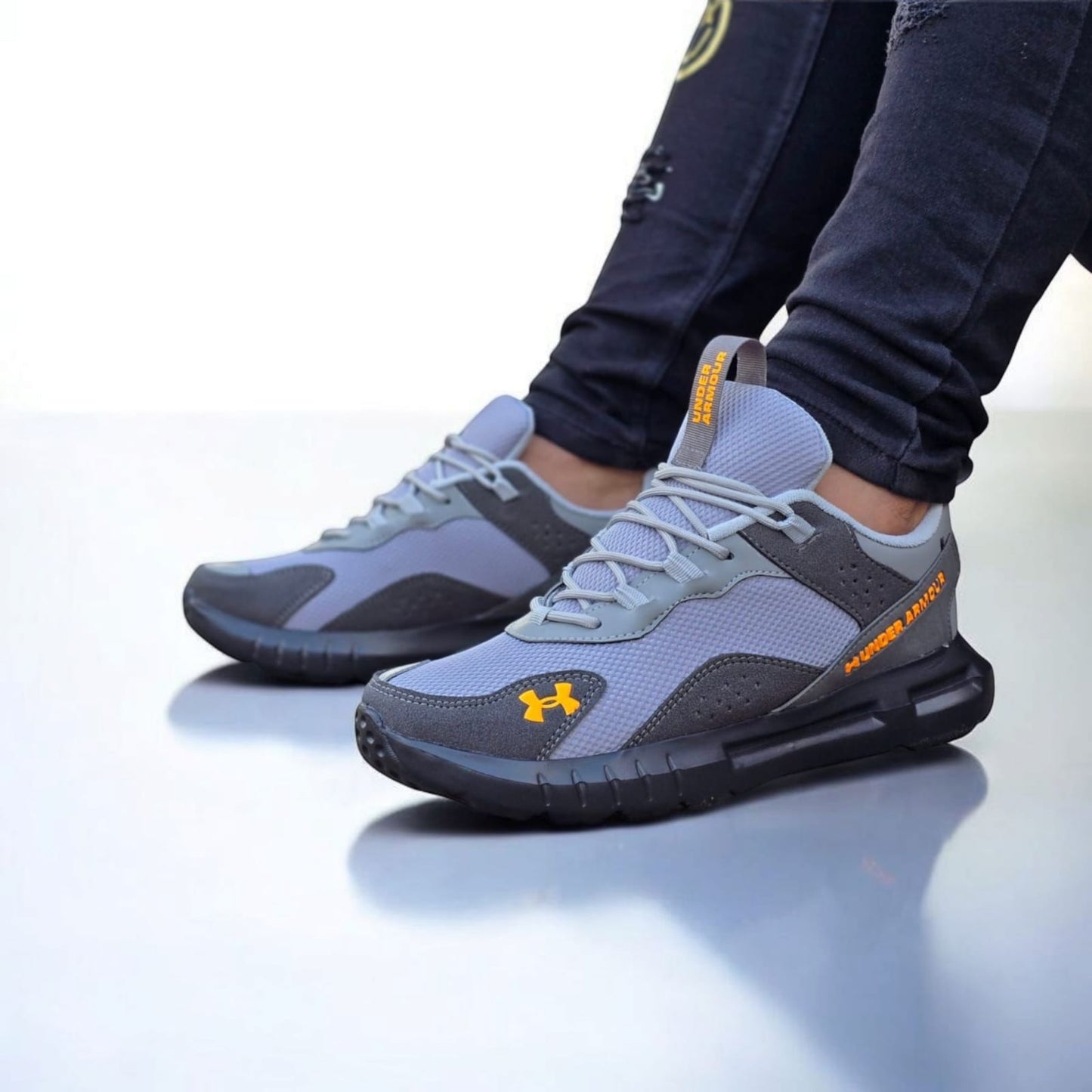 Zapatos Under Armour +¡Regalo de 3 Pares de Medias Gratis!